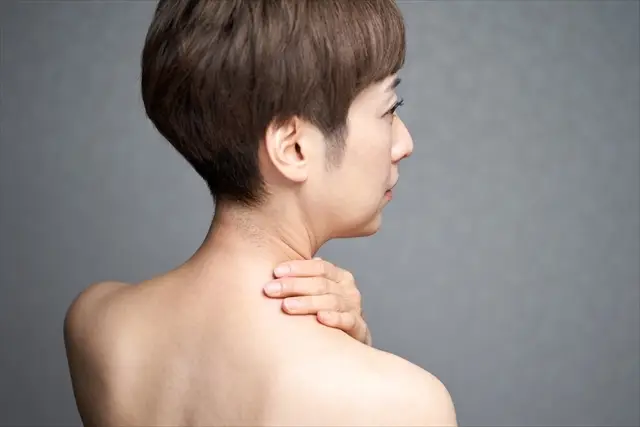 老け見えの背中が気になる女性
