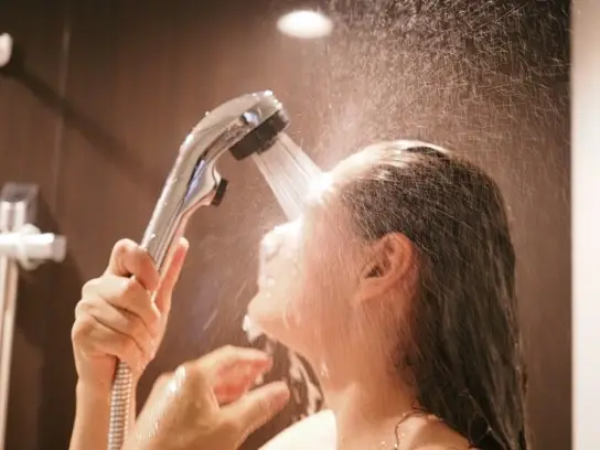 シャワーを浴びる女性の写真