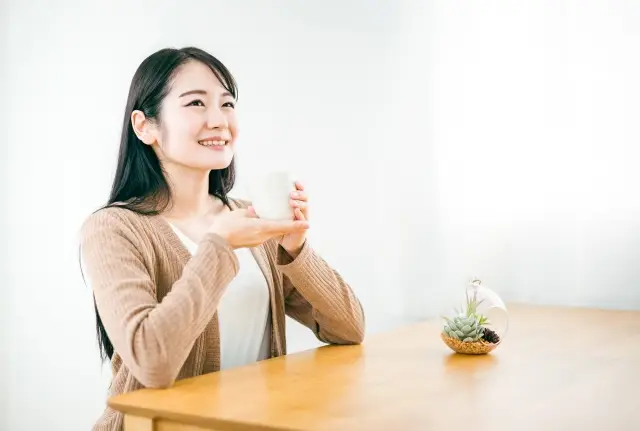 お水を飲む女性